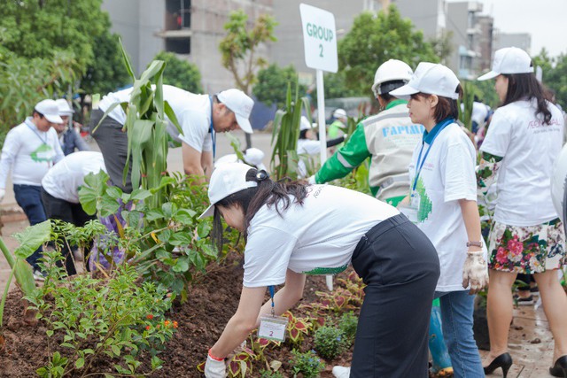Hà Nội: Ngày hội trồng cây xanh tại trung tâm thương mại thu hút hàng ngàn người tham gia - Ảnh 8.