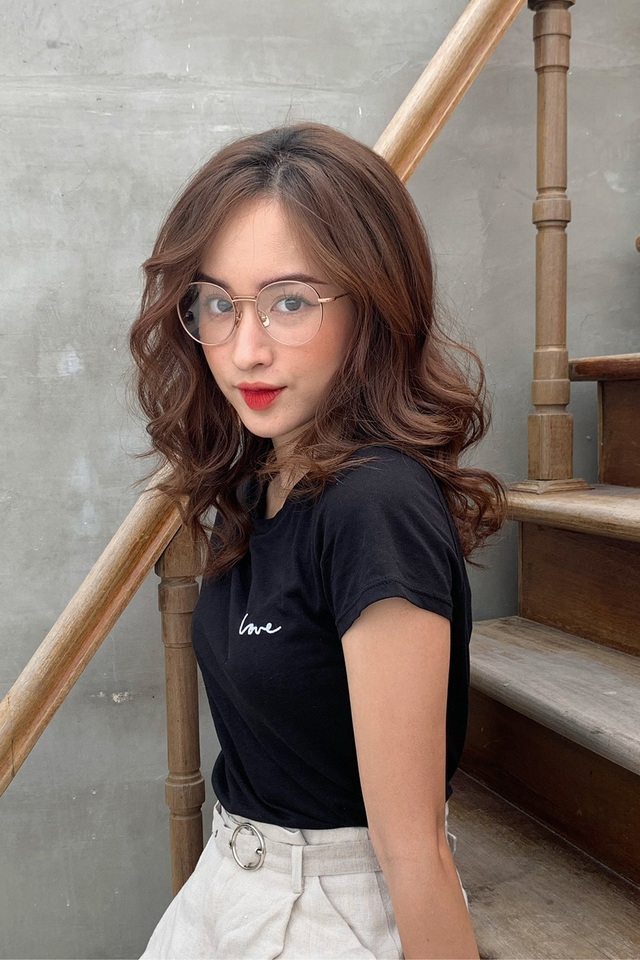 Xem cách fashionista Việt phối đồ kiệm màu thanh lịch cùng kính mắt - Ảnh 2.