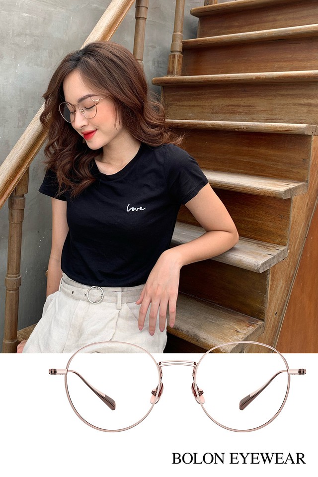 Xem c&aacute;ch fashionista Việt phối đồ kiệm m&agrave;u thanh lịch c&ugrave;ng k&iacute;nh mắt - Ảnh 3.