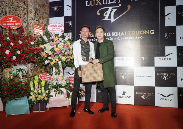 Sao Việt chúc mừng đại gia Tùng Vàng khai trương Luxury VIP - Ảnh 1.