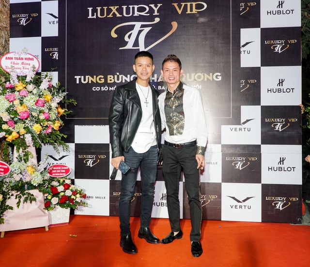 Sao Việt chúc mừng đại gia Tùng Vàng khai trương Luxury VIP - Ảnh 2.