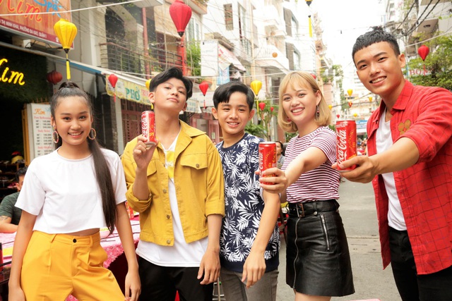 Thấy b&aacute;nh - mai - đ&agrave;o - quất tr&ecirc;n bao b&igrave; Coca-Cola, biết xu&acirc;n đ&atilde; về rộn r&agrave;ng trước ng&otilde; - Ảnh 2.