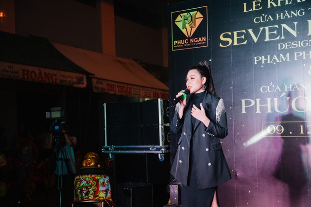 Ca sĩ Ưng Hoàng Phúc khuấy động lễ khai trương thương hiệu Seven Luxury - Ảnh 2.
