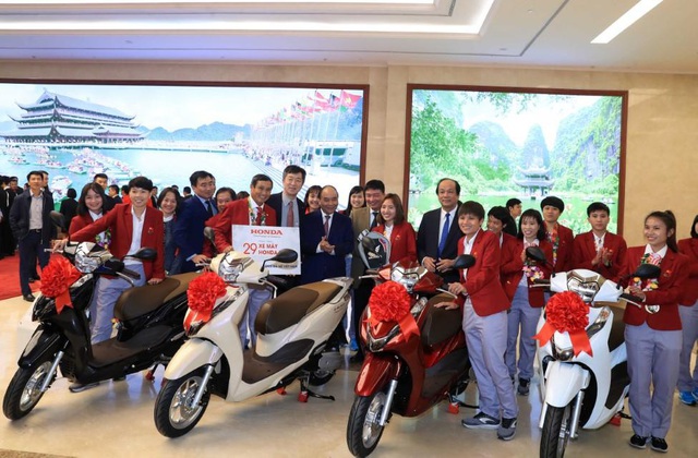 Tuyển Quốc gia nữ và tuyển U22 Việt Nam được nhà tài trợ chính trao tặng món quà trị giá 3 tỷ đồng - Ảnh 1.