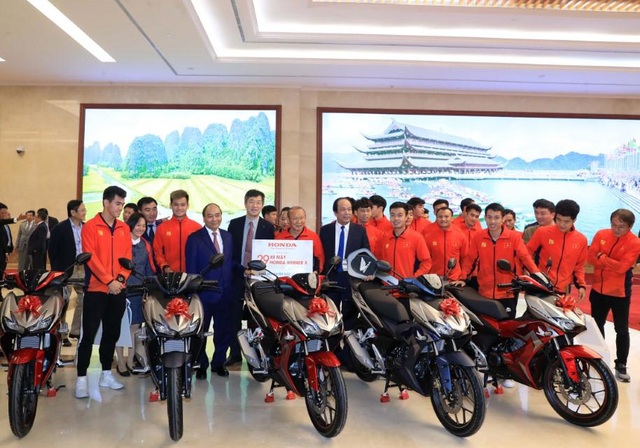 Tuyển Quốc gia nữ và tuyển U22 Việt Nam được nhà tài trợ chính trao tặng món quà trị giá 3 tỷ đồng - Ảnh 2.