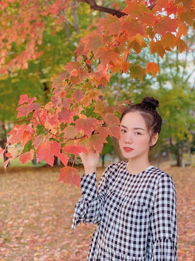 &ldquo;N&agrave;ng thơ lầy lội&rdquo; Phương Ly tiết lộ 3 vật bất ly th&acirc;n, m&ecirc; nhất thỏi son dưỡng ẩm c&oacute; m&agrave;u si&ecirc;u xinh - Ảnh 1.