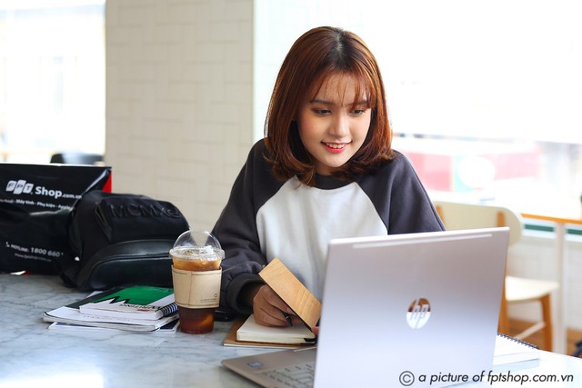 Trả g&oacute;p 0% l&atilde;i suất, tr&uacute;ng 10 iPhone 11 khi mua laptop tại FPT Shop - Ảnh 1.