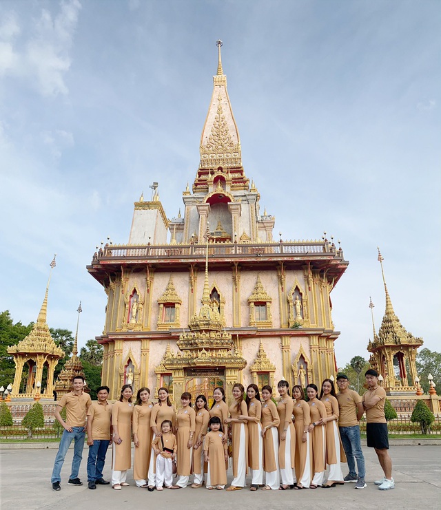 Các thành viên N’Store gây ấn tượng với áo dài truyền thống khi du lịch Phuket - Thái Lan - Ảnh 1.