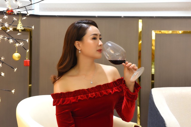 Khu&ecirc; &ldquo;Hoa hồng tr&ecirc;n ngực tr&aacute;i&rdquo; g&acirc;y trầm trồ với v&aacute;y trễ vai v&agrave; kim cương lộng lẫy - Ảnh 1.