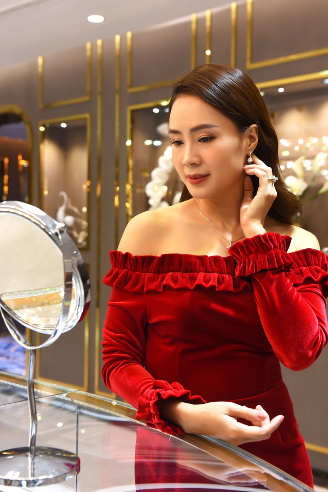 Khu&ecirc; &ldquo;Hoa hồng tr&ecirc;n ngực tr&aacute;i&rdquo; g&acirc;y trầm trồ với v&aacute;y trễ vai v&agrave; kim cương lộng lẫy - Ảnh 2.