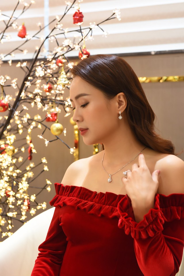 Khu&ecirc; &ldquo;Hoa hồng tr&ecirc;n ngực tr&aacute;i&rdquo; g&acirc;y trầm trồ với v&aacute;y trễ vai v&agrave; kim cương lộng lẫy - Ảnh 3.
