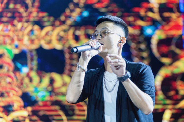 Giữa mùa thi cử, sinh viên Bách - Kinh - Xây được dịp “đu đưa” hết mình với loạt hit từ Đen Vâu, Bích Phương, Isaac - Ảnh 3.