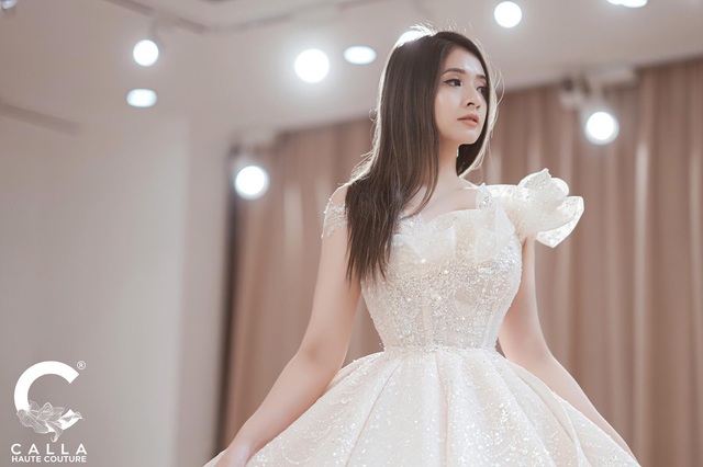 Calla Haute Couture For Linh Chi - Điều kỳ diệu mang tên “nàng thơ xứ Huế” - Ảnh 2.