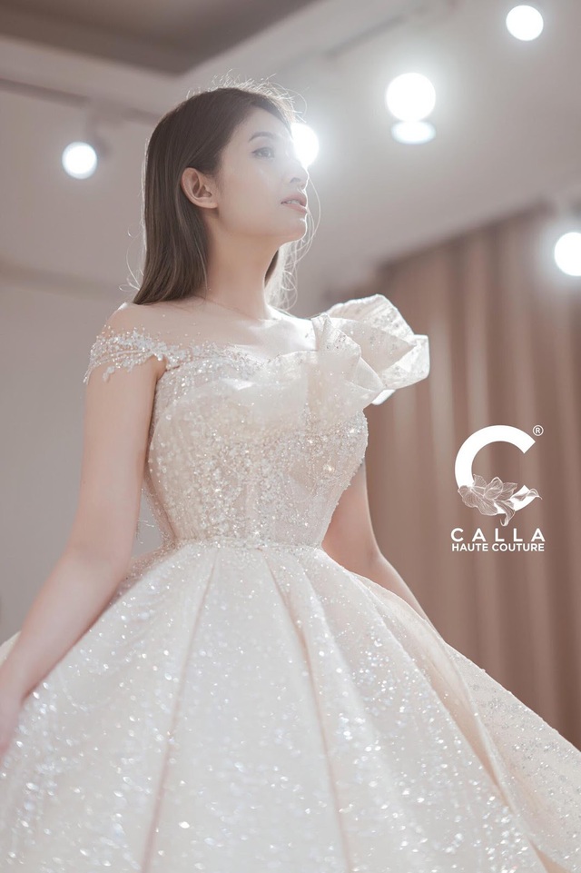 Calla Haute Couture For Linh Chi - Điều kỳ diệu mang tên “nàng thơ xứ Huế” - Ảnh 3.