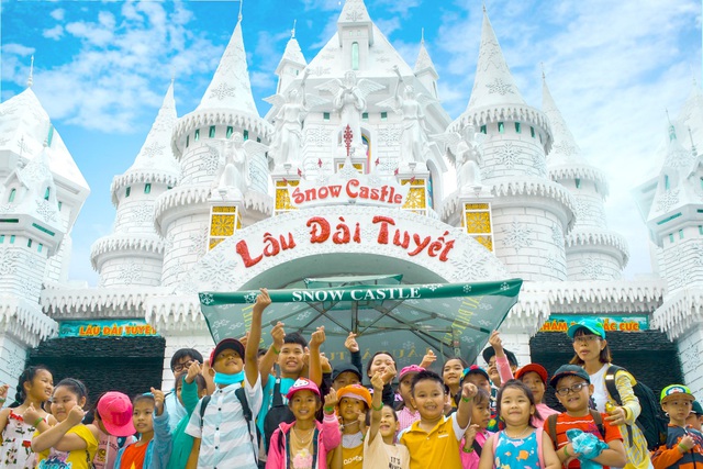 Đ&oacute;n Gi&aacute;ng sinh, ch&agrave;o t&acirc;n ni&ecirc;n ngập tr&agrave;n niềm vui tại Suối Ti&ecirc;n - Ảnh 2.