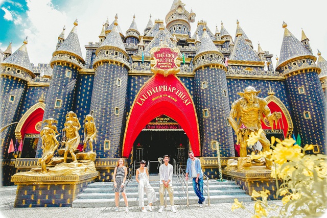 Đ&oacute;n Gi&aacute;ng sinh, ch&agrave;o t&acirc;n ni&ecirc;n ngập tr&agrave;n niềm vui tại Suối Ti&ecirc;n - Ảnh 6.