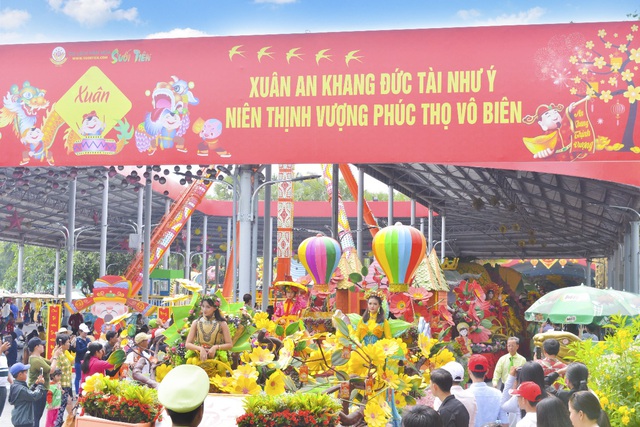 Đ&oacute;n Gi&aacute;ng sinh, ch&agrave;o t&acirc;n ni&ecirc;n ngập tr&agrave;n niềm vui tại Suối Ti&ecirc;n - Ảnh 9.