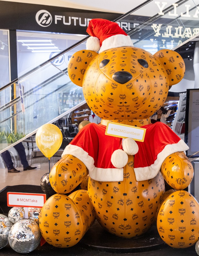 Giới trẻ h&agrave;o hứng check-in c&ugrave;ng MCM Giant Bear tại TTTM Crescent Mall quận 7 - Ảnh 2.