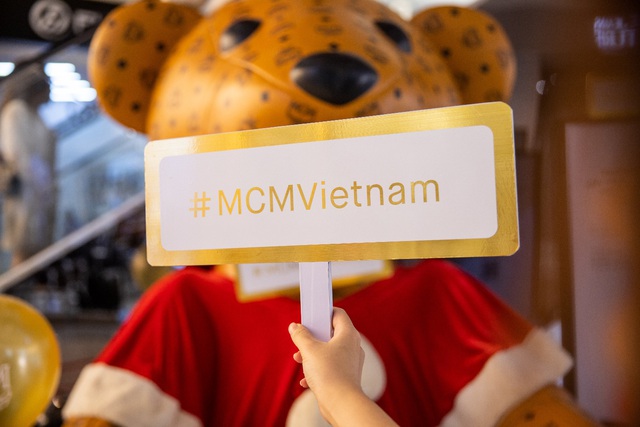 Giới trẻ h&agrave;o hứng check-in c&ugrave;ng MCM Giant Bear tại TTTM Crescent Mall quận 7 - Ảnh 5.