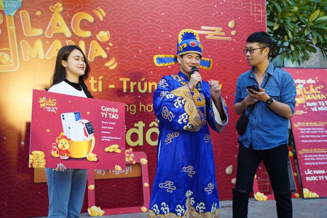 H&agrave;ng trăm người bất ngờ khi thấy &ldquo;T&aacute;o&rdquo; Xu&acirc;n Bắc xuất hiện, thi nhau thử vận may năm mới - Ảnh 7.