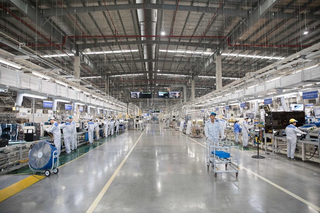 Tự động hóa thời 4.0: Robot sẽ thay thế công nhân trong những nhà máy hiện đại? - Ảnh 2. Tự động hóa thời 4.0: Robot sẽ thay thế công nhân trong những nhà máy hiện đại? - Ảnh 2.