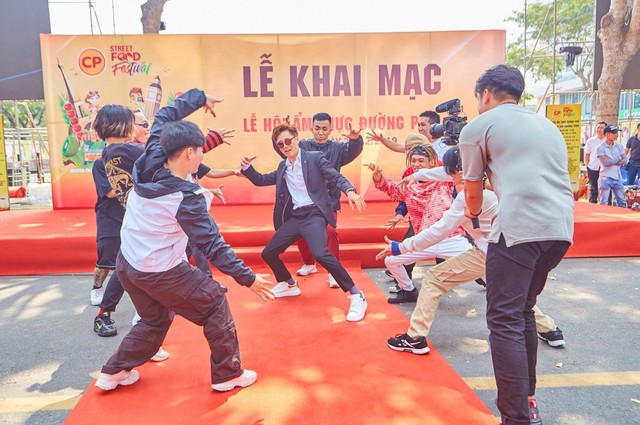 Clip Ninh Dương Lan Ngọc &ldquo;lầy lội&rdquo; kh&aacute;m ph&aacute; lễ hội ẩm thực bất ngờ thu h&uacute;t hơn 3 triệu lượt xem - Ảnh 5.