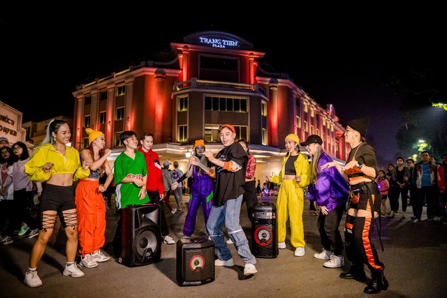 Hanoi X-girls mang theo “vũ khí bí mật” quẩy tung phố đi bộ Hà Nội - Ảnh 1.