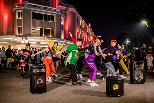Hanoi X-girls mang theo “vũ khí bí mật” quẩy tung phố đi bộ Hà Nội - Ảnh 2.