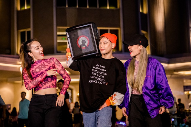 Hanoi X-girls mang theo “vũ khí bí mật” quẩy tung phố đi bộ Hà Nội - Ảnh 3.