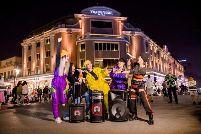 Hanoi X-girls mang theo “vũ khí bí mật” quẩy tung phố đi bộ Hà Nội - Ảnh 4.