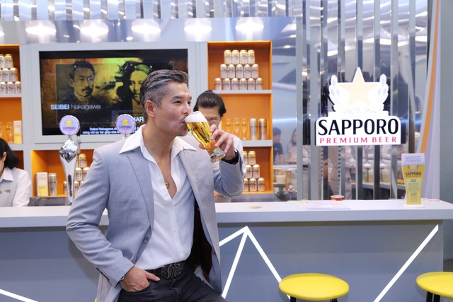 Lâm Vissay thích thú trải nghiệm dịch vụ chuẩn Omotenashi tại Sapporo Premium Bar. - Ảnh 2.