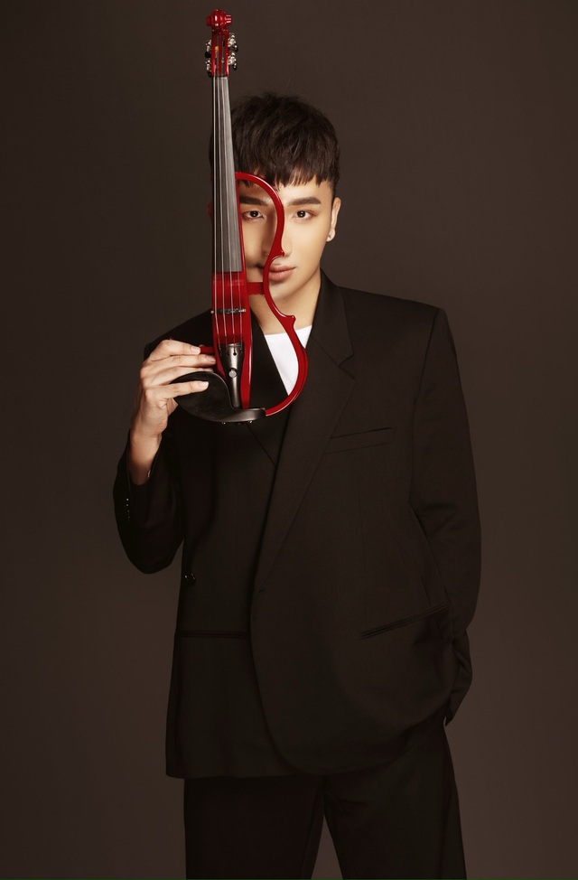 Nối tiếp chuỗi Private Concert thường niên, Hoàng Rob trở thành nghệ sĩ Việt Nam đầu tiên làm Violin Concert đương đại trên du thuyền - Ảnh 1.