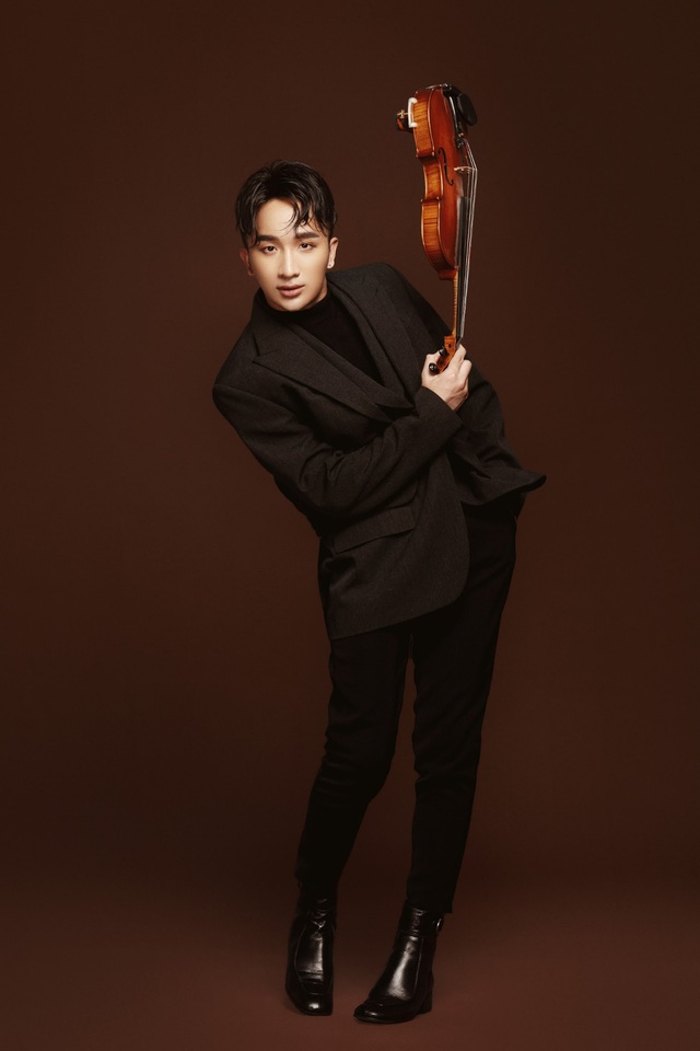 Nối tiếp chuỗi Private Concert thường niên, Hoàng Rob trở thành nghệ sĩ Việt Nam đầu tiên làm Violin Concert đương đại trên du thuyền - Ảnh 2.