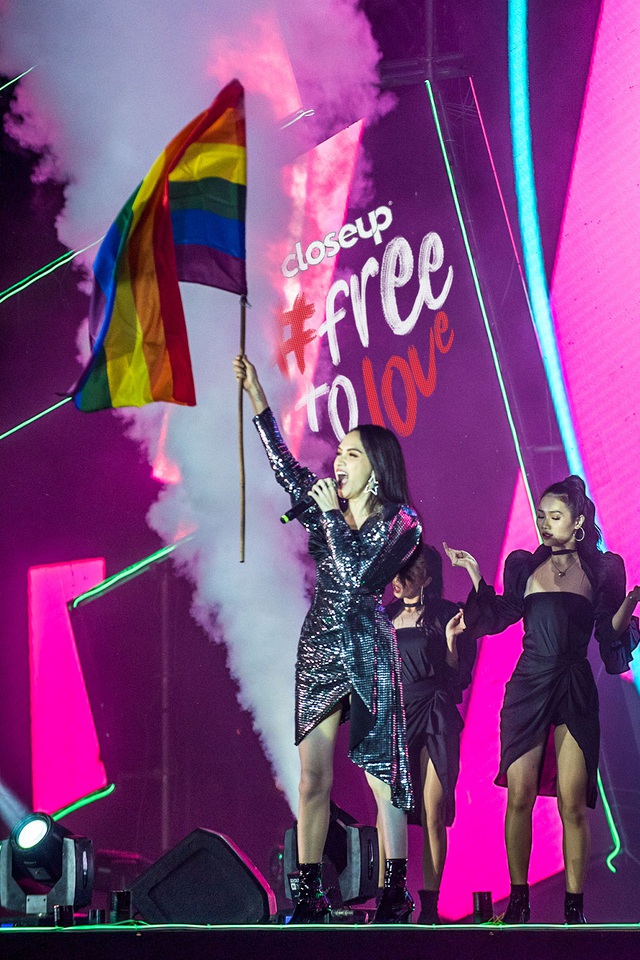Đ&ocirc;ng Nhi, &Ocirc;ng Cao Thắng t&aacute;i hiện đ&aacute;m cưới thế kỷ tr&ecirc;n s&acirc;n khấu #freetolove ủng hộ t&igrave;nh y&ecirc;u tự do - Ảnh 5.