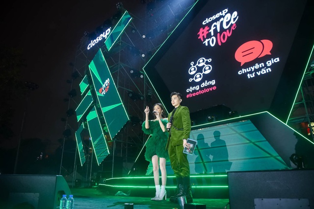 Đ&ocirc;ng Nhi, &Ocirc;ng Cao Thắng t&aacute;i hiện đ&aacute;m cưới thế kỷ tr&ecirc;n s&acirc;n khấu #freetolove ủng hộ t&igrave;nh y&ecirc;u tự do - Ảnh 9.