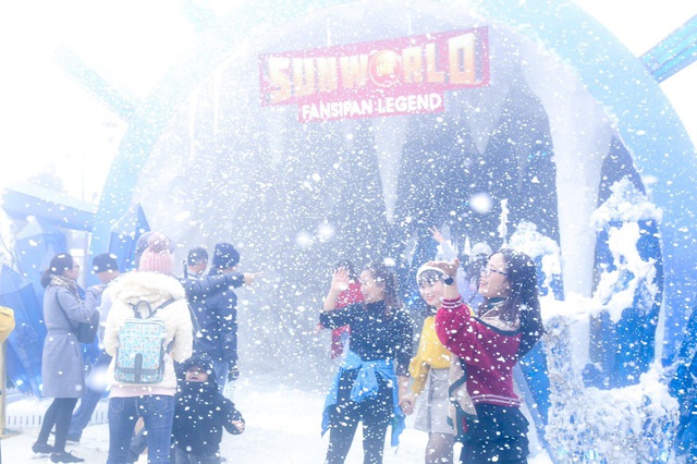 Lên Fansipan tận hưởng mùa đông lãng mạn ở “Xứ sở pha lê - thiên đường tuyết rơi” - Ảnh 2.