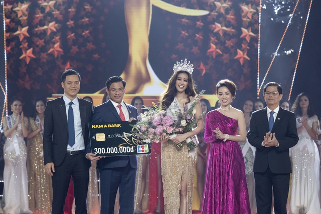 Nam A Bank trao thẻ JCB cho tân Hoa hậu Hoàn vũ Việt Nam 2019 - Ảnh 1.
