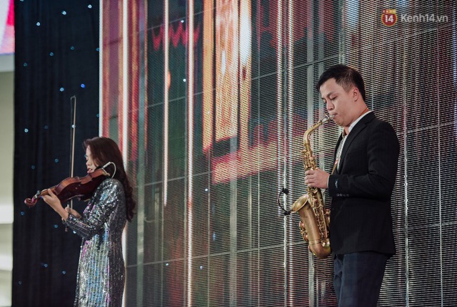 Tóc Tiên và Bùi Anh Tuấn “quẩy banh nóc” cùng hàng nghìn khán giả trong sự kiện âm nhạc cuối tuần - Ảnh 10.
