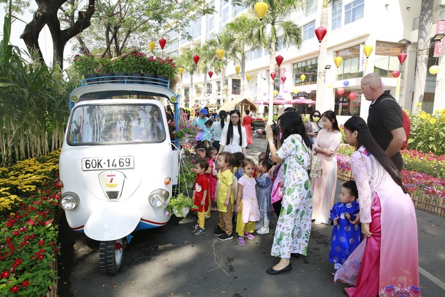 Người người háo hức check-in đón Tết sớm ở Hội hoa xuân Phú Mỹ Hưng 2019 - Ảnh 2.