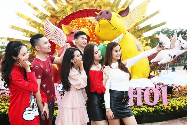 Giới trẻ đua nhau check-in trước những khuôn hình đẹp không tì vết tại Lễ hội hoa xuân Sun World Halong Complex - Ảnh 1.