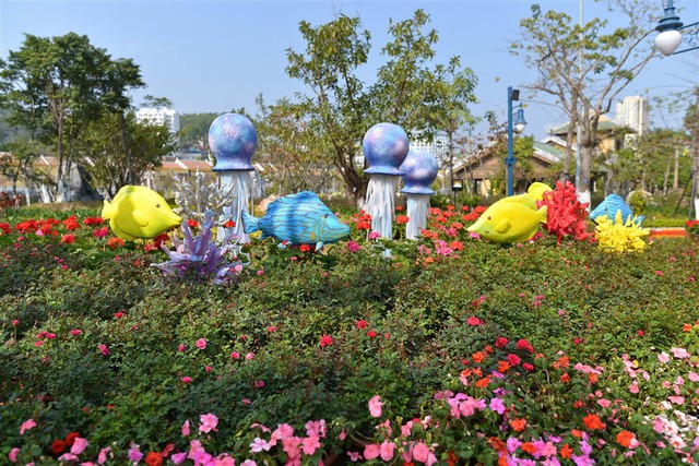 Gần 15.000 cây hoa hướng dương đồng loạt bung lụa trong Lễ hội hoa xuân ở Sun World Halong Complex - Ảnh 6.