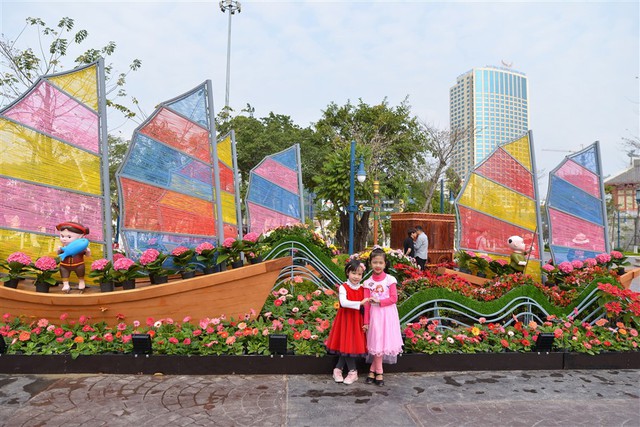 Gần 15.000 cây hoa hướng dương đồng loạt bung lụa trong Lễ hội hoa xuân ở Sun World Halong Complex - Ảnh 7.