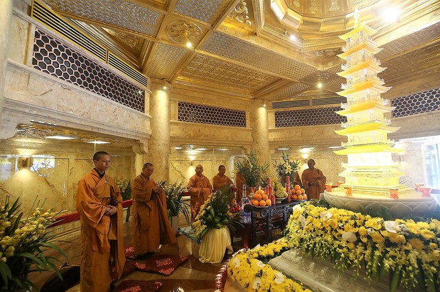 Sa Pa: Du khách náo nức bái Phật, trẩy hội vùng cao đầu năm mới - Ảnh 5.