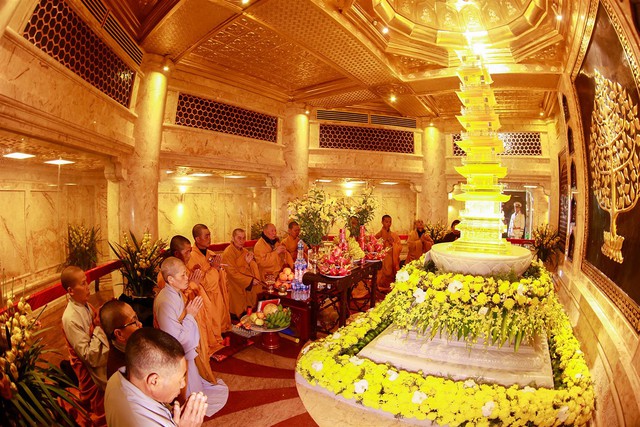 Sa Pa: Du khách náo nức bái Phật, trẩy hội vùng cao đầu năm mới - Ảnh 8.