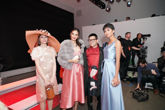 Chuyên gia trang điểm Phúc Nghĩa tái ngộ Hoa hậu Hoàn vũ Thế giới và H’Hen Niê tại New York Fashion Week - Ảnh 1.