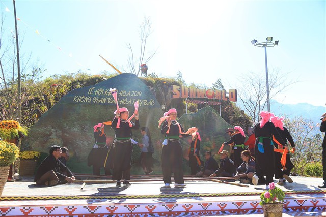 Hàng nghìn du khách dự Chung kết cuộc thi múa khèn tại Fansipan - Ảnh 1.