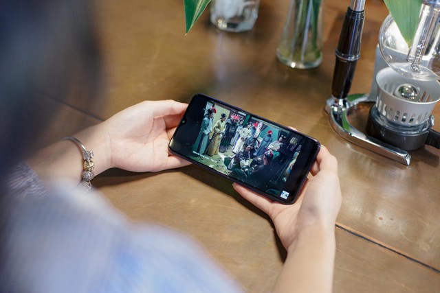 Ai m&ecirc; xem phim tr&ecirc;n điện thoại th&igrave; chắc chắn cũng m&ecirc; lu&ocirc;n chiếc smartphone n&agrave;y - Ảnh 2.