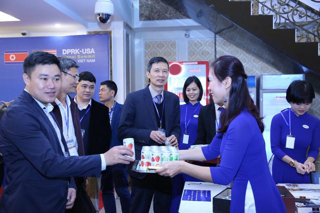 Ph&oacute;ng vi&ecirc;n quốc tế h&agrave;o hứng với đặc sản, đồ uống Việt tại Hội nghị Thượng đỉnh Mỹ - Triều - Ảnh 1.