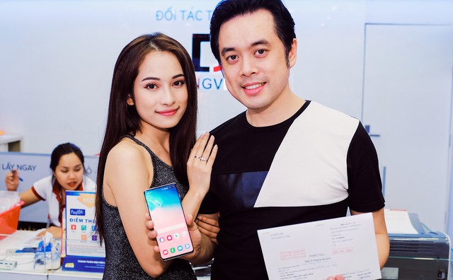 Nhạc sĩ Dương Khắc Linh đặt mua Galaxy S10 Plus tại Di Động Việt tặng Sara Lưu dịp 8/3 - Ảnh 1.