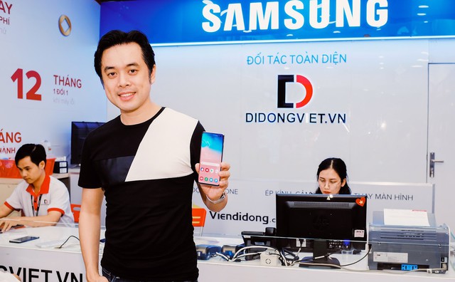 Nhạc sĩ Dương Khắc Linh đặt mua Galaxy S10 Plus tại Di Động Việt tặng Sara Lưu dịp 8/3 - Ảnh 2.